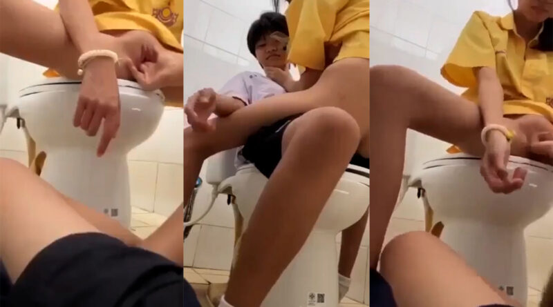 ล้วงหีเพื่อนในห้องน้ำโรงเรียน คลิปโป๊ไทยหลุดมาใหม่ เงี่ยนกันทั้งคู่ไม่รู้ทำไงลากเข้าห้องน้ำหญิงแหกหีขย่มนิ้วน้ำแตกคาชุดพละ