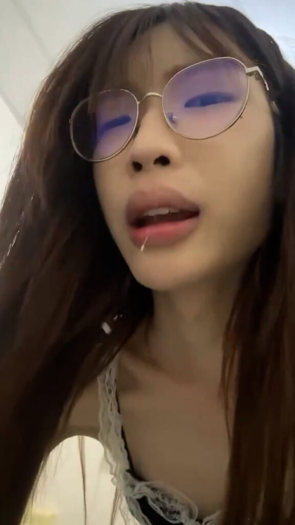 คลิปหลุดสาวแว่น