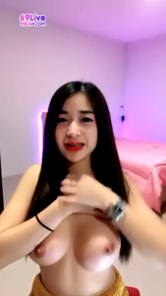 เปิดนมโชว์