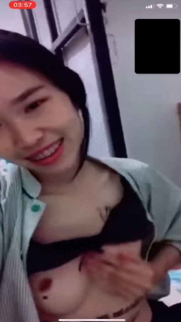 สาวเซเว่นโชว์นม