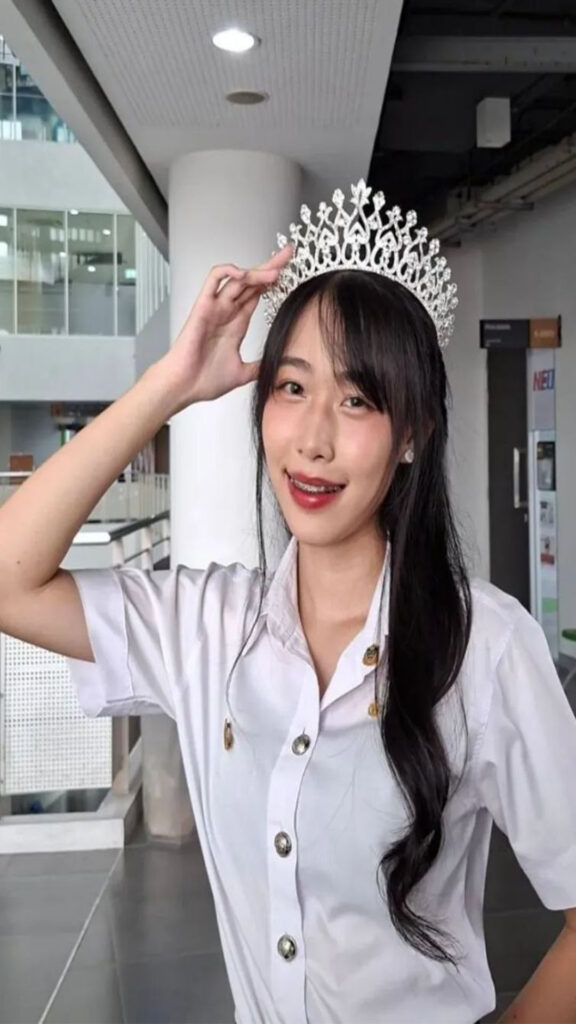 นักศึกษาโม็คควย