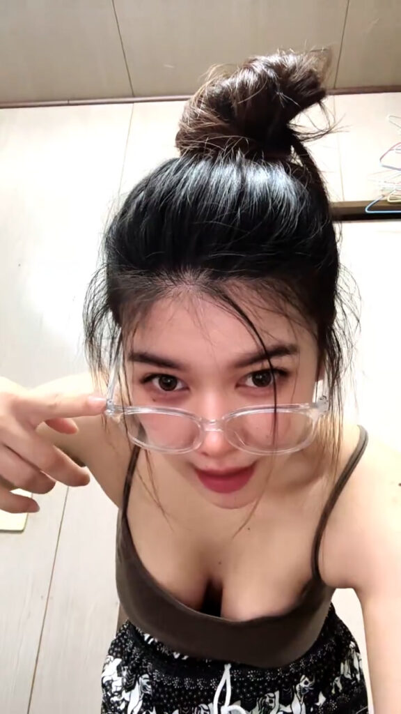 นมโผล่กลางไลฟ์
