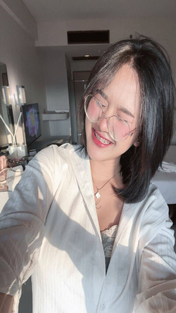 หลุดสาวแว่น